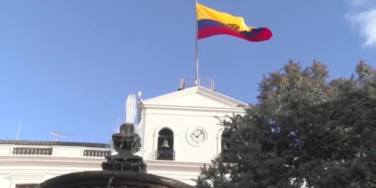 Gobierno ecuatoriano ofrece programa a deportados desde Estados Unidos