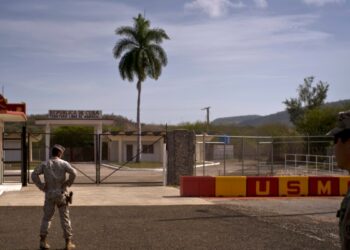 Corte aprueba solicitud para bloquear envío de inmigrantes venezolanos detenidos a Guantánamo