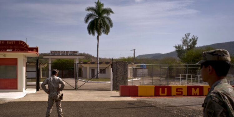 Corte aprueba solicitud para bloquear envío de inmigrantes venezolanos detenidos a Guantánamo