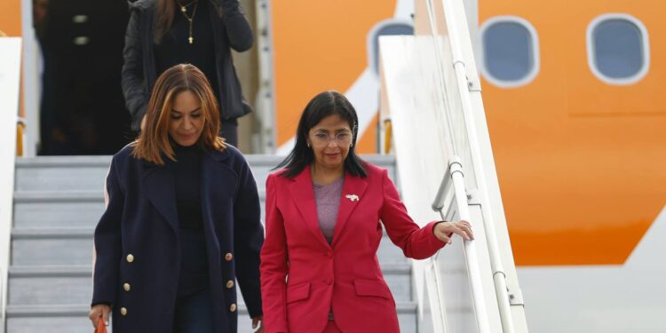 Venezuela busca proyectos de energía con India durante una visita de Delcy Rodríguez