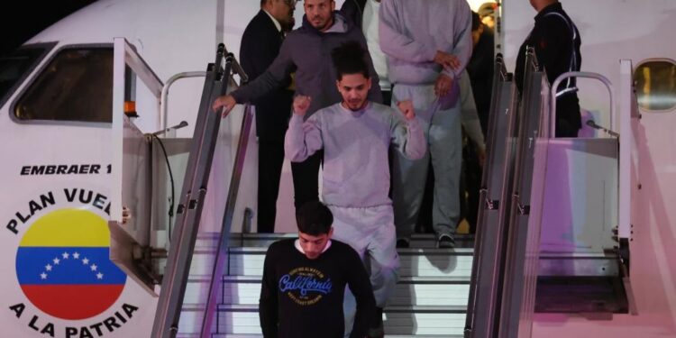 El Tiempo | Venezuela recibe a deportados de EE.UU. y se materilizan acuerdos entre Caracas y Washington