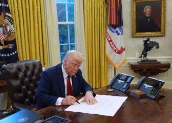 Plan de Trump de una «tarjeta dorada» por 5 millones de dólares genera confusión entre expertos en inmigración