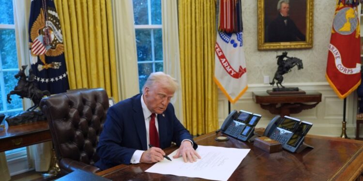 Plan de Trump de una «tarjeta dorada» por 5 millones de dólares genera confusión entre expertos en inmigración