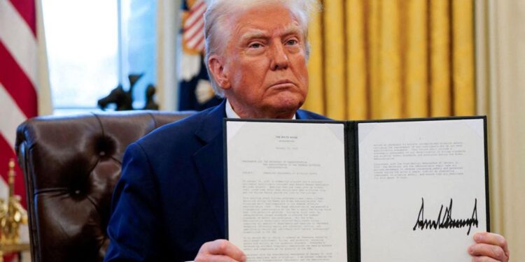 Entran en vigor en EEUU los aranceles del 25 % para bienes de Canadá y México y 10 % para China