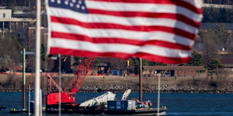 Recuperan los restos de las 67 víctimas de choque en pleno vuelo sobre el río Potomac