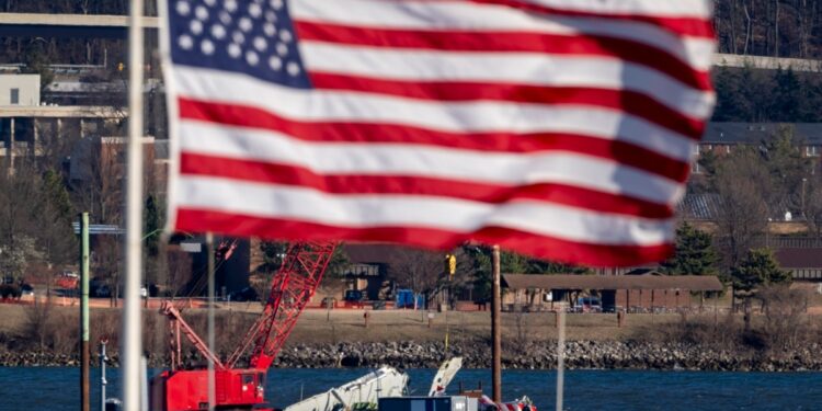 Los restos de las 67 víctimas del choque entre un avión de American Airlines y un helicóptero del Ejército de EE UU  ya fueron recuperados