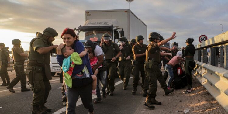 Perú ejecuta planes de apoyo para los deportados de EEUU que empezaron a llegar