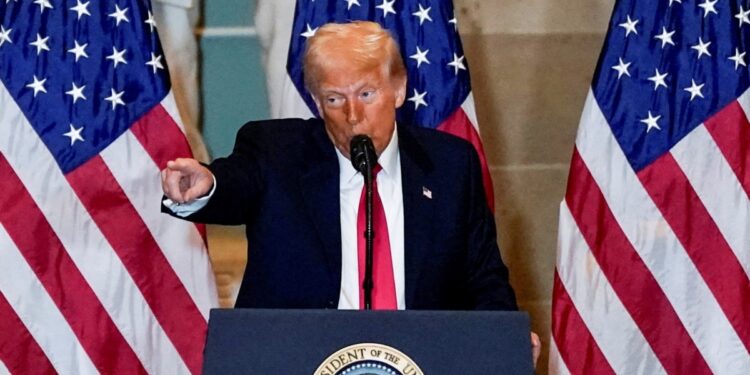 Juez bloquea hasta el lunes oferta de Trump para trabajadores del gobierno