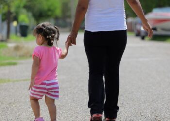 Jueza ordena poner en pausa orden de Trump sobre ciudadanía por nacimiento