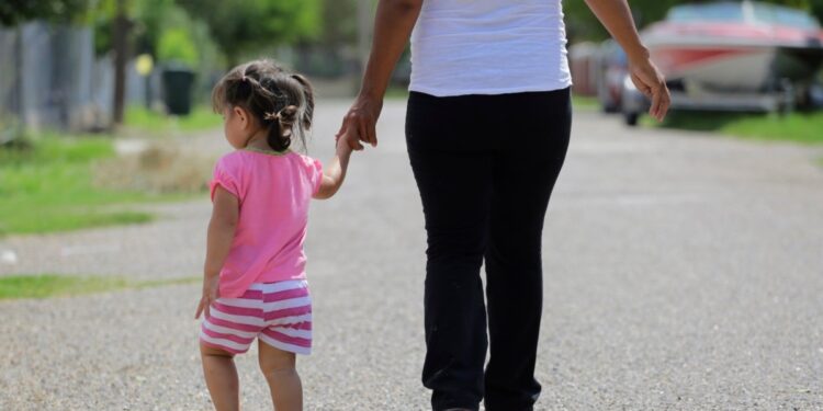 Jueza ordena poner en pausa orden de Trump sobre ciudadanía por nacimiento