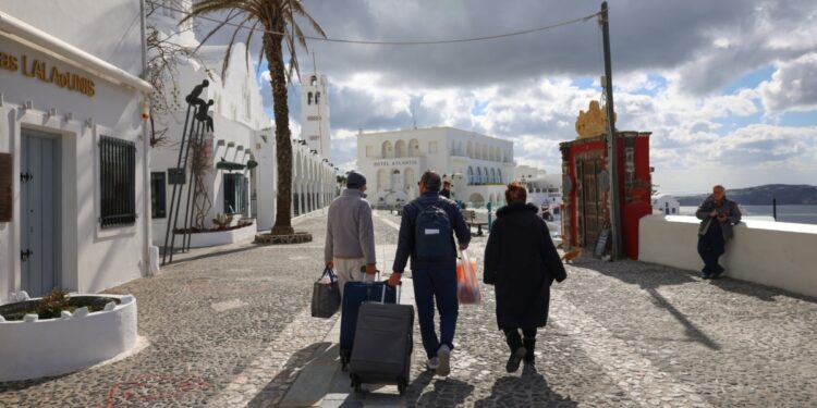 Santorini impone medidas de protección ante creciente actividad sísmica