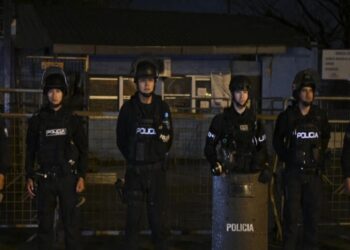 Militares refuerzan operativos en puertos de Ecuador por elecciones