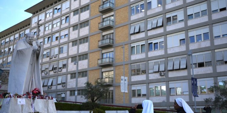 El papa tuvo un espasmo bronquial y su pronóstico sigue siendo reservado, dice el Vaticano