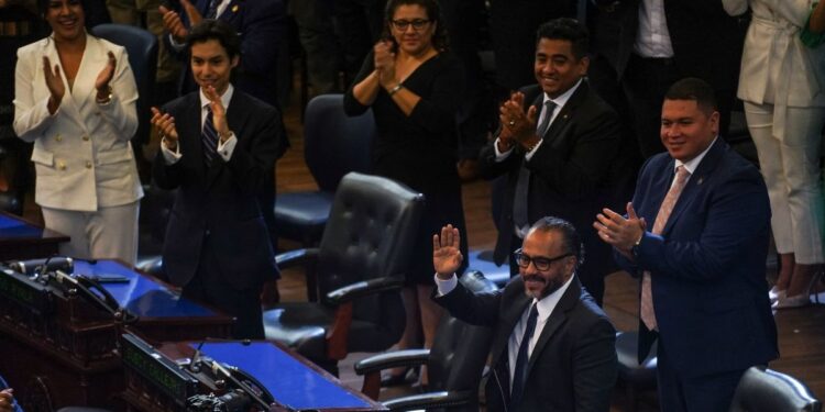 El Salvador ratifica reforma que elimina financiamiento público a los partidos