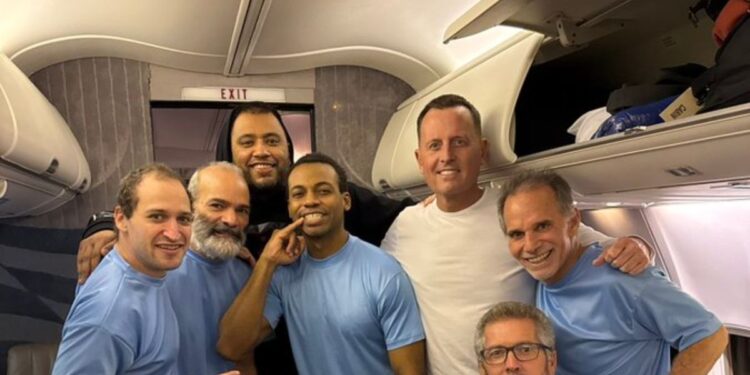 Maduro libera a seis estadounidenses tras reunión con enviado de la Casa Blanca