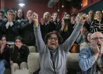 Hamás libera tres rehenes israelíes mientras se mantiene acuerdo de alto el fuego