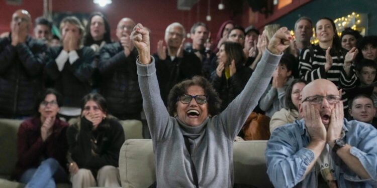 Hamás libera tres rehenes israelíes mientras se mantiene acuerdo de alto el fuego