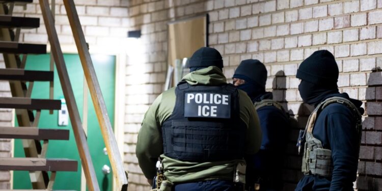 El Servicio de Inmigración y Aduanas, informó sobre el arresto en Colorado de más de 100 personas presuntamente vinculadas al Tren de Aragua