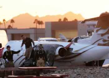 Al menos un muerto tras choque de jets privados en aeropuerto de Arizona