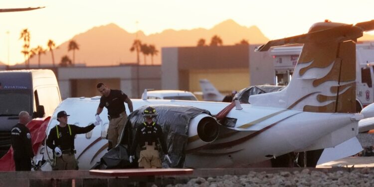 Al menos un muerto tras choque de jets privados en aeropuerto de Arizona