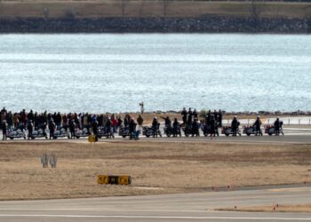 Recuperan e identifican restos de 55 de las 67 víctimas de colisión aérea en Washington