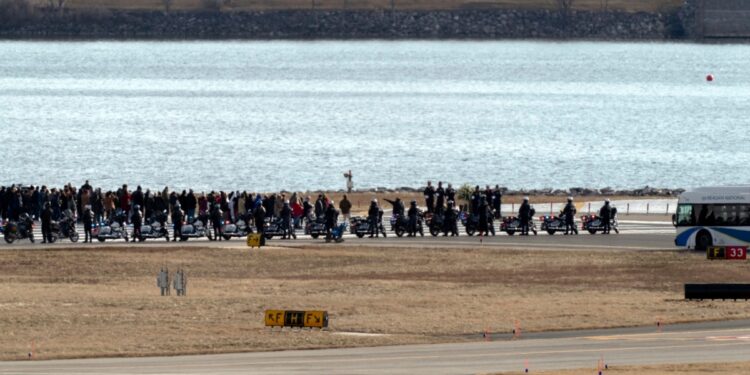 Recuperan e identifican restos de 55 de las 67 víctimas de colisión aérea en Washington