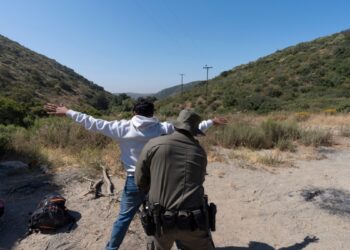 Honduras recibe a sus primeros deportados y les entregan un pequeño incentivo económico