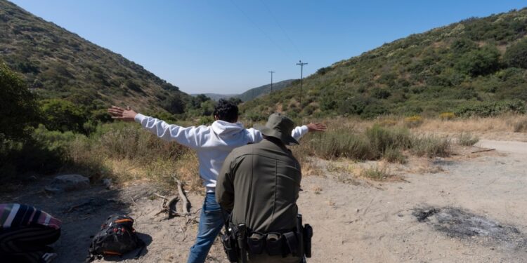 Honduras recibe a sus primeros deportados y les entregan un pequeño incentivo económico