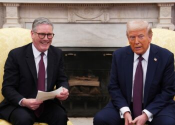 El presidente de Estados Unidos, Donald Trump y el primer ministro de Reino Unido, Keir Starmer, se reunen y abordan el conflicto en Ucrania