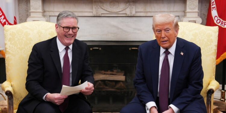 El presidente de Estados Unidos, Donald Trump y el primer ministro de Reino Unido, Keir Starmer, se reunen y abordan el conflicto en Ucrania
