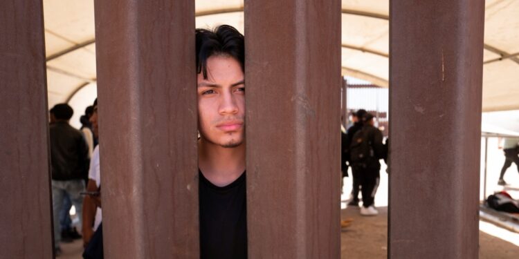 México asegura que ahora no hay crisis en la frontera y que el número de deportaciones de mexicanos se mantiene estable