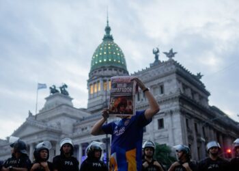 Empleados estatales argentinos paran y se movilizan contra la motosierra de Milei