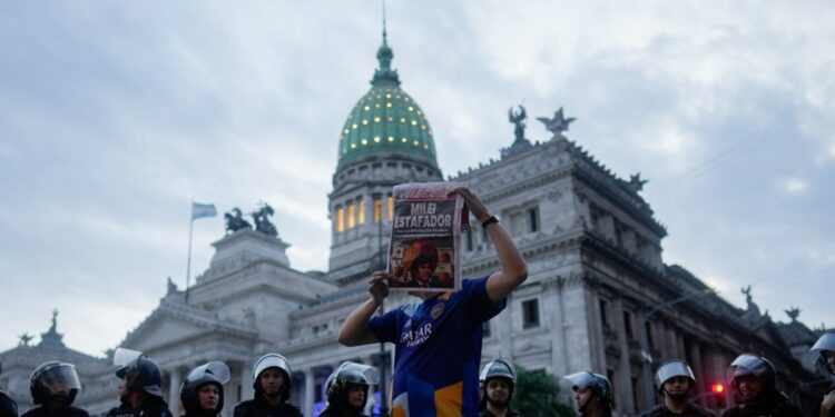 Empleados estatales argentinos paran y se movilizan contra la motosierra de Milei