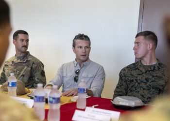 El jefe del Pentágono visita Guantánamo, la primera línea de la guerra migratoria