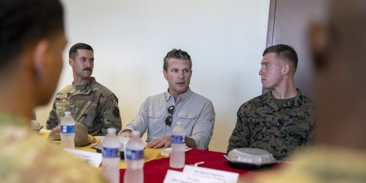 El jefe del Pentágono visita Guantánamo, la primera línea de la guerra migratoria
