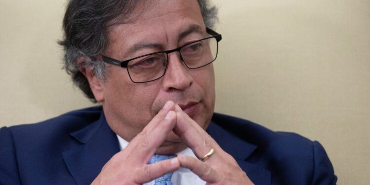 Gobierno de Petro se desploma tras insólita reunión de ministros