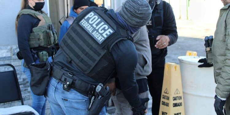 EEUU y Perú desmantelan red de tráfico de personas en Lima