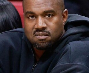 Yeezy, la marca de Kanye West, genera controversia al vender camisetas con símbolo nazi y luego desaparece de Internet