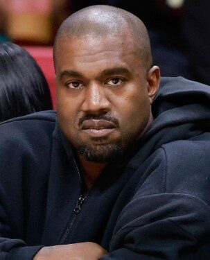 Yeezy, la marca de Kanye West, genera controversia al vender camisetas con símbolo nazi y luego desaparece de Internet