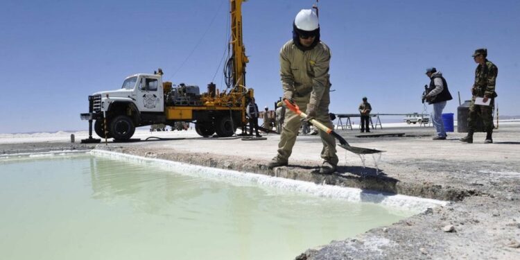 Aprueban en Bolivia un contrato de litio con empresa china, en medio de denuncias de sobornos