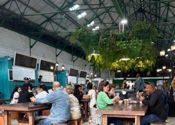 Régimen redobla su cacería al dólar mientras la emigración no se detiene