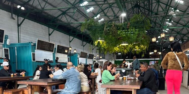 Régimen redobla su cacería al dólar mientras la emigración no se detiene