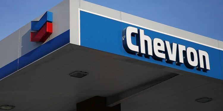 Reuters: El petróleo sube casi 1% tras cancelación de Trump a licencia de Chevron para operar Venezuela