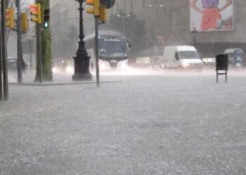 EE.UU. bajo dos frentes: Tormenta invernal en el este, alerta de inundaciones en California