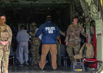 Un juez bloquea temporalmente el uso de la Ley de Enemigos Extranjeros invocada por Trump contra el Tren de Aragua