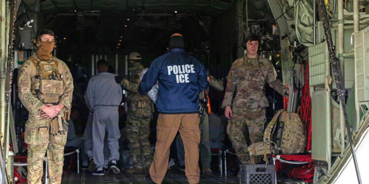 Un juez bloquea temporalmente el uso de la Ley de Enemigos Extranjeros invocada por Trump contra el Tren de Aragua