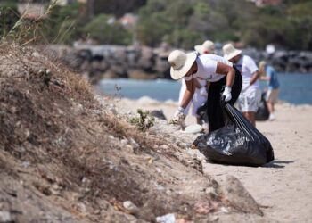 Voluntarios recogen 394,5 kilos de plástico en una playa venezolana con el apoyo de la Unión Europea