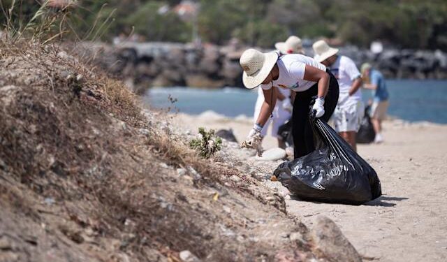 Voluntarios recogen 394,5 kilos de plástico en una playa venezolana con el apoyo de la Unión Europea