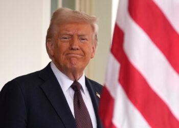 Trump firma orden que designa al inglés como idioma oficial de Estados Unidos