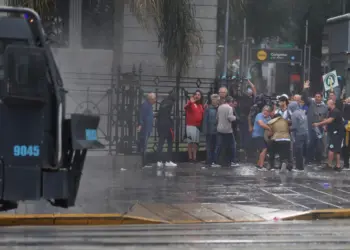 Reprimen masiva movilización de jubilados e hinchas de fútbol de Argentina